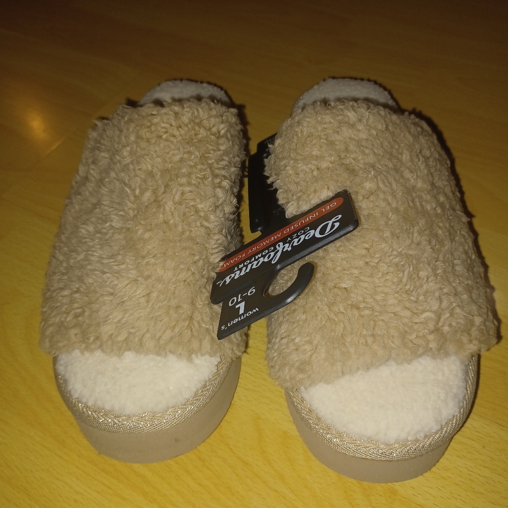 Dearfoams Women's Cozy Tan and Cream Slippers